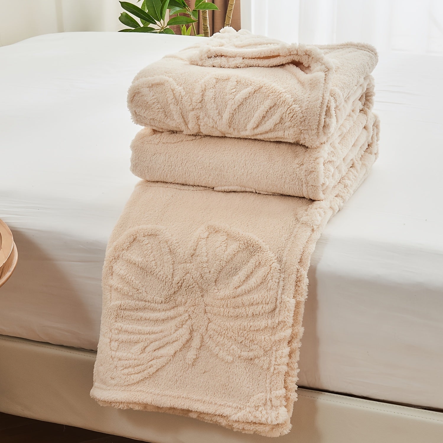 1pc 3D Butterfly Tufted Blanket, Spring And Summer Flannel Fleece Blanket, Bed, Lunch Nap, Couch, Air Conditioning & Office Blanket | Perfect Gift for Women, Men | Available All Seasons | Machine Washable