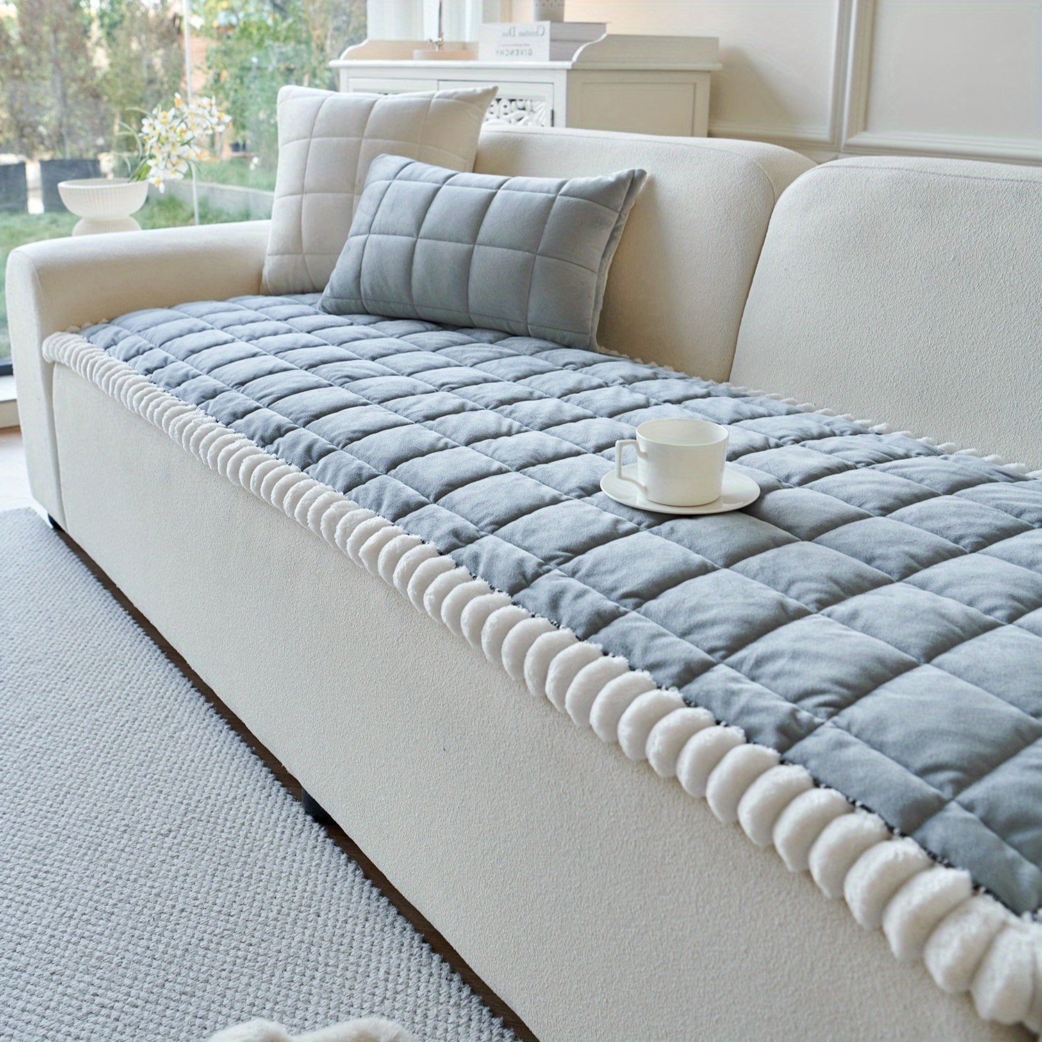 A Thick Diamond Quilted Sofa Cushion with White Plush Ball Decoration, Combining Practicality And Aesthetics, Quickly Enhances The Cozy Atmosphere of The Living Room, Suitable for Various Home Styles Such As Modern Minimalist And Nordic