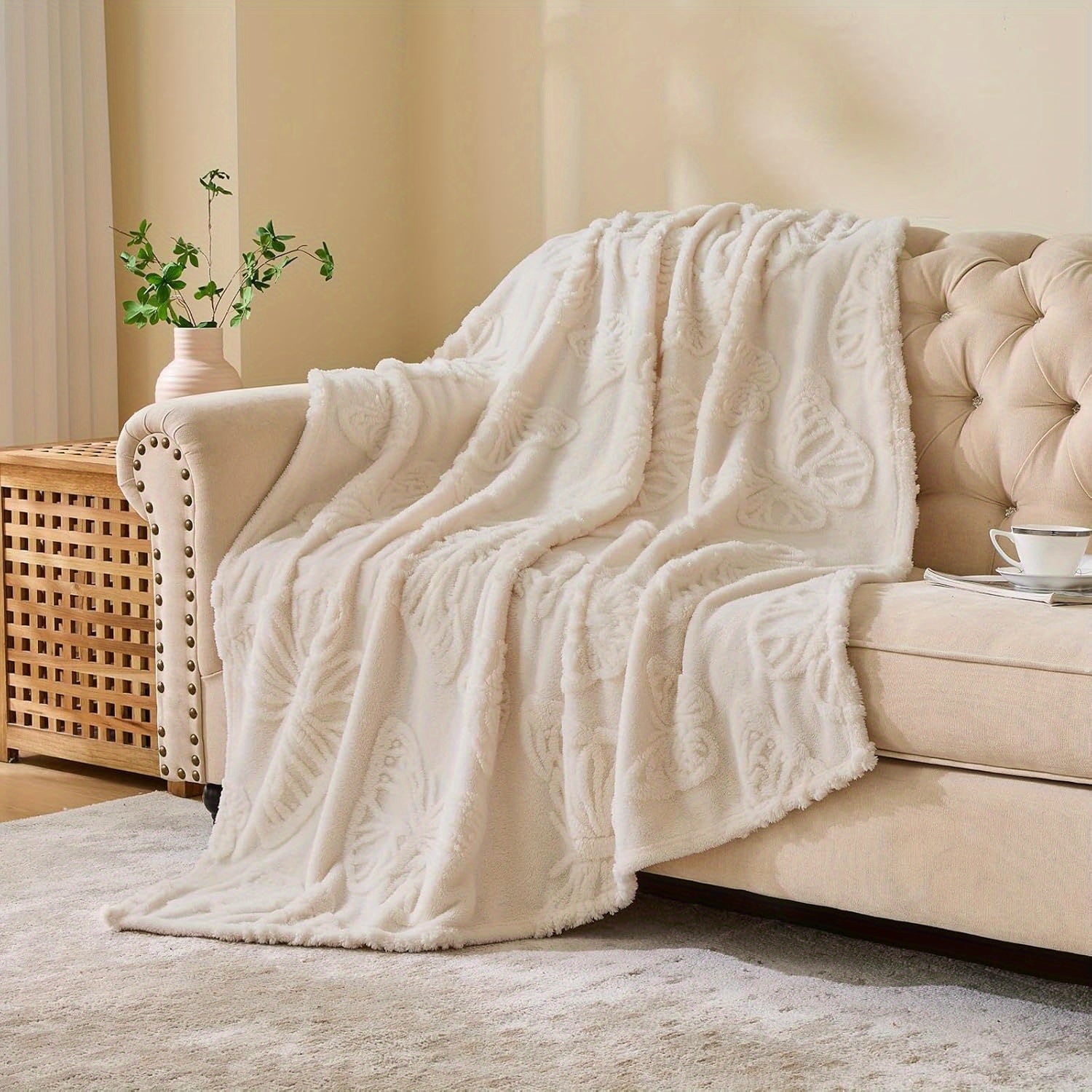 1pc 3D Butterfly Tufted Blanket, Spring And Summer Flannel Fleece Blanket, Bed, Lunch Nap, Couch, Air Conditioning & Office Blanket | Perfect Gift for Women, Men | Available All Seasons | Machine Washable